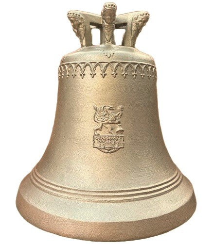 (ARCHIV) Glocke Dreifaltigkeit-Symbol Holy