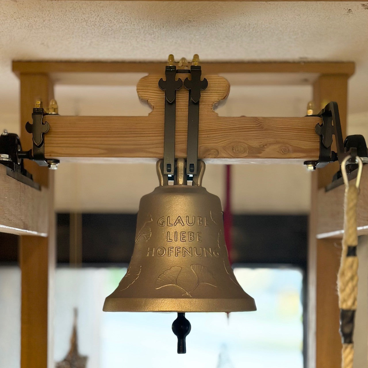 (ARCHIV) Glocke Ginkoblätter "GLAUBE LIEBE HOFFNUNG"